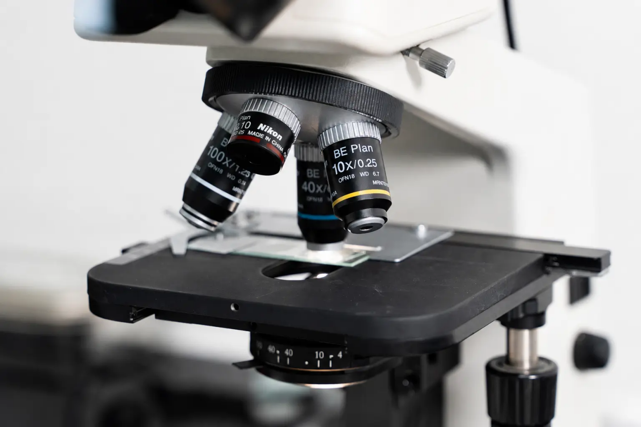Optical microscope used to observe industrial diamond particle appearance